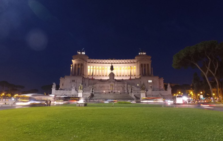 Rome at Night Tour - PIAZZA VENEZIA  (RomeCabs Rome Tours)