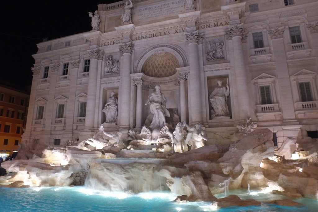 Rome at Night Tour - TREVI FOUNTAIN (RomeCabs Rome Tours)